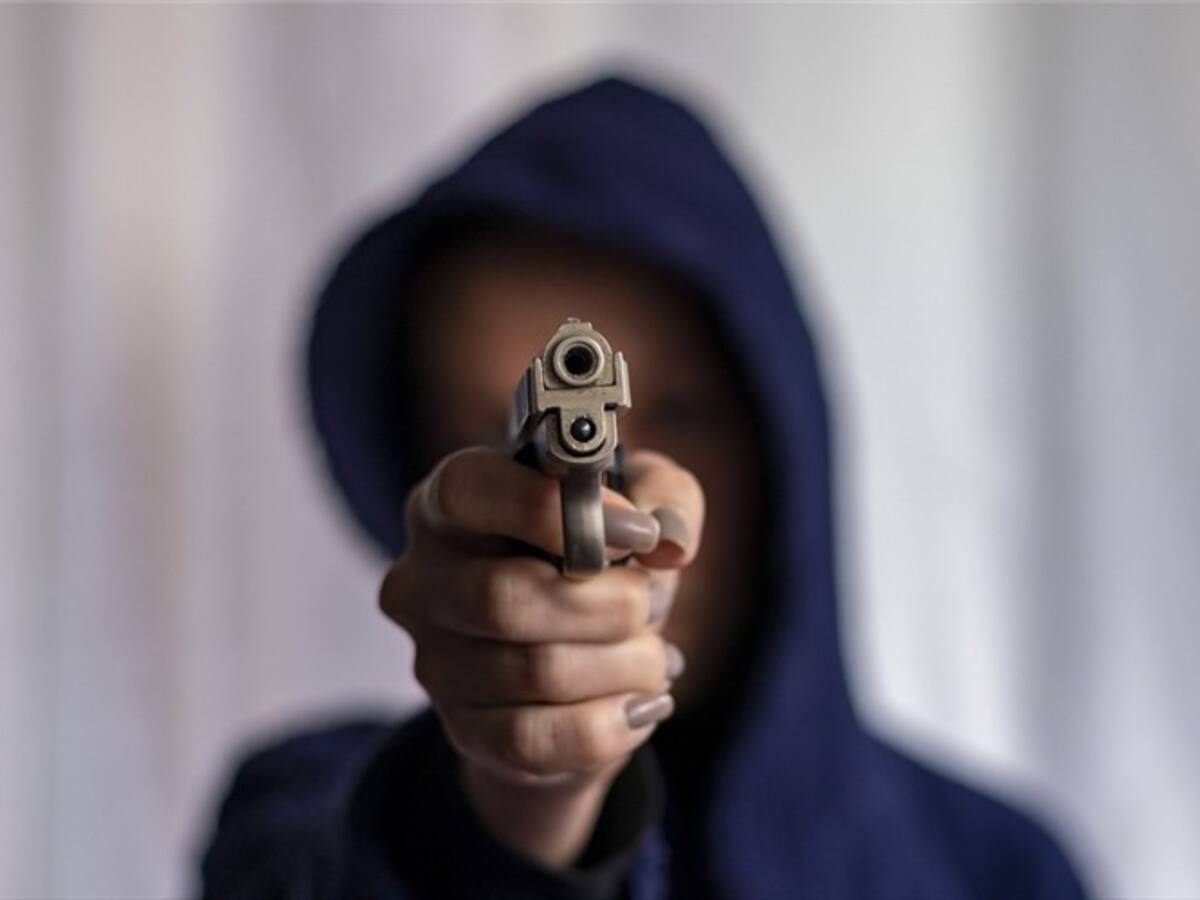 Arrestan a joven por amenazar en las redes sociales con un tiroteo en colegio de Florida