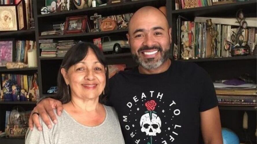 Humorista Óscar Monsalve 'Risaloca' y su madre. Foto: Instagram: @risalocahumor
