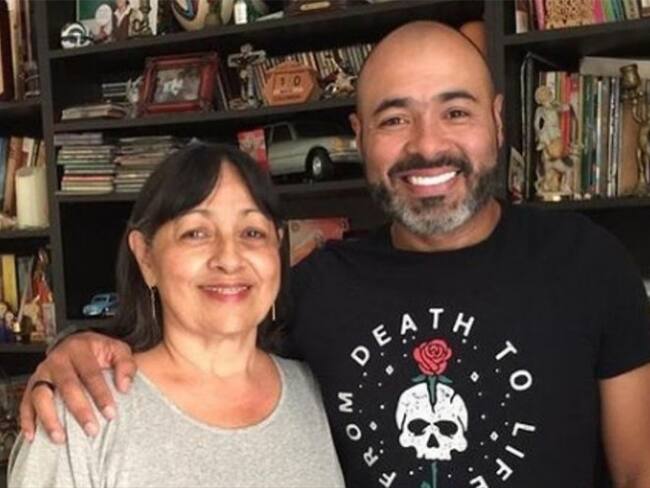Humorista Óscar Monsalve 'Risaloca' y su madre. Foto: Instagram: @risalocahumor