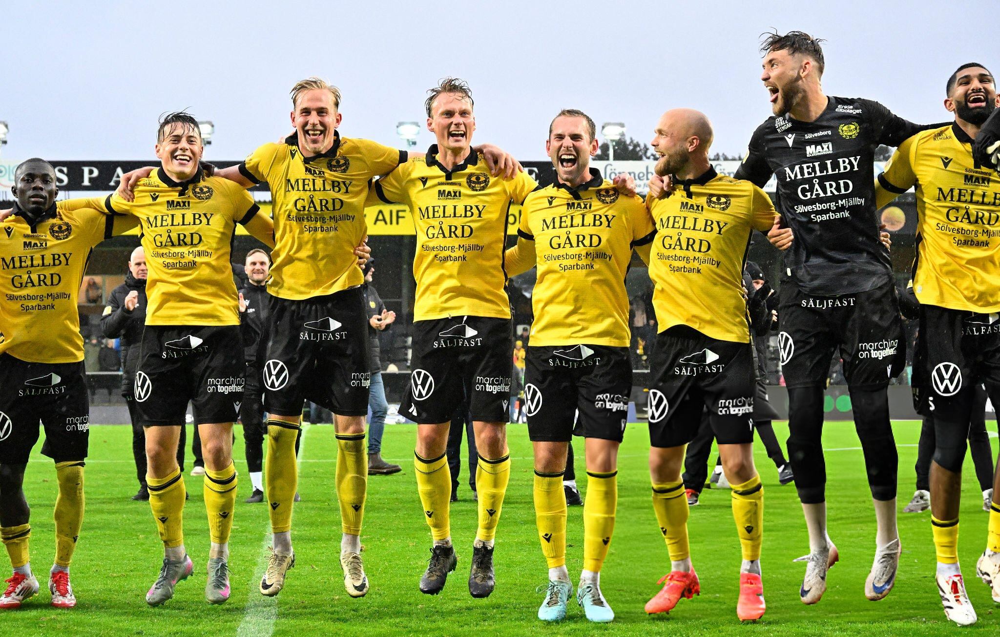 Los jugadores del Mjallby AIF celebran su victoria ante el IF Elfsborg, el 4 de octubre de 2025. FOTO: Johan NILSSON/AFP