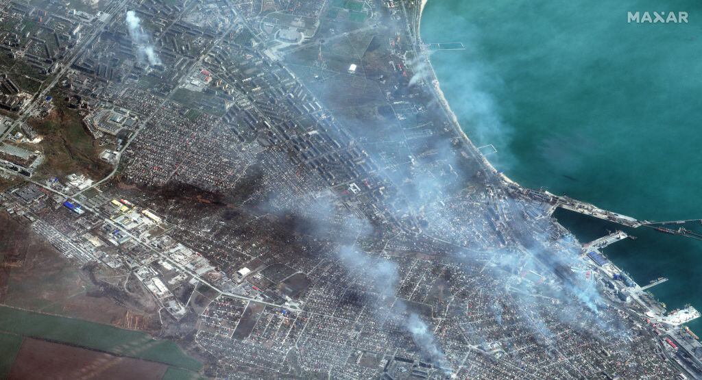 Imágenes satelitales Maxar de edificios en llamas en el oeste de Mariupol, Ucrania. (Foto: Satellite image (c) 2022 Maxar Technologies / getty)