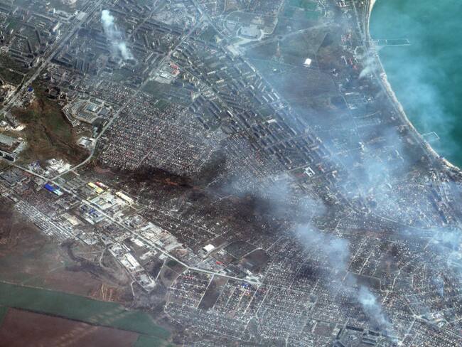 Imágenes satelitales Maxar de edificios en llamas en el oeste de Mariupol, Ucrania. (Foto: Satellite image (c) 2022 Maxar Technologies / getty)