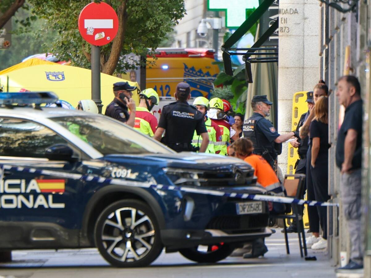 Caos en el centro de Madrid tras el derrumbe parcial del forjado de un edificio en obras