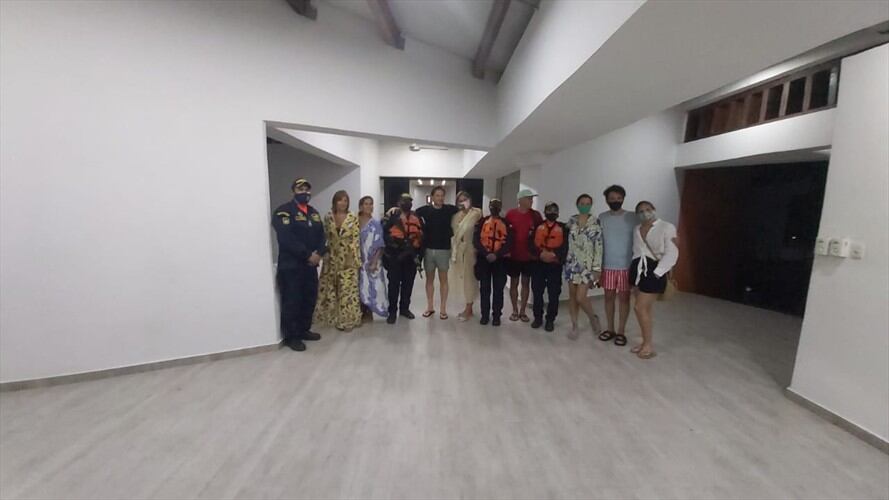La modelo y su familia luego del rescate en la Ciénaga de Santa Marta. Foto: Armada Nacional