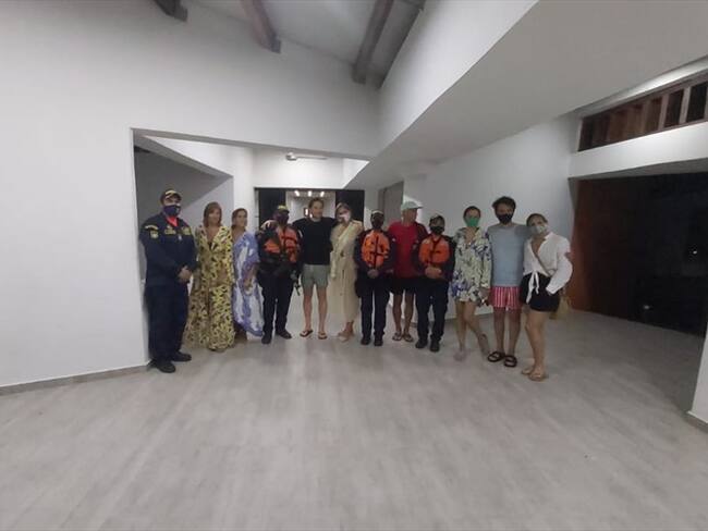 La modelo y su familia luego del rescate en la Ciénaga de Santa Marta. Foto: Armada Nacional