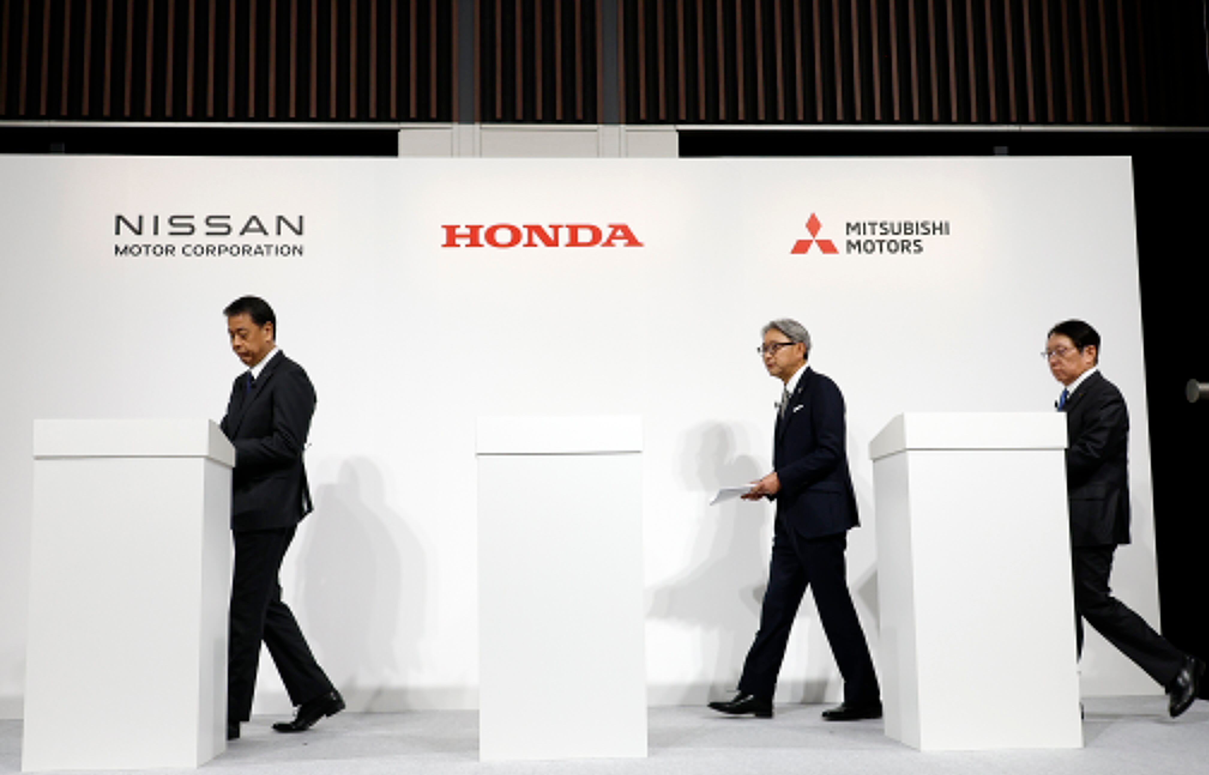 Tokio (Japón), 23/12/2024.- (De izq. a dcha.) El Presidente de Nissan Motor Co. Makoto Uchida, Presidente y CEO de Nissan Motor Co. Ltd., Toshihiro Mibe, y Takao Kato, Presidente y CEO de Mitsubishi Motors Corp. Takao Kato, asisten a una rueda de prensa conjunta. EFE/EPA/FRANCK ROBICHON
