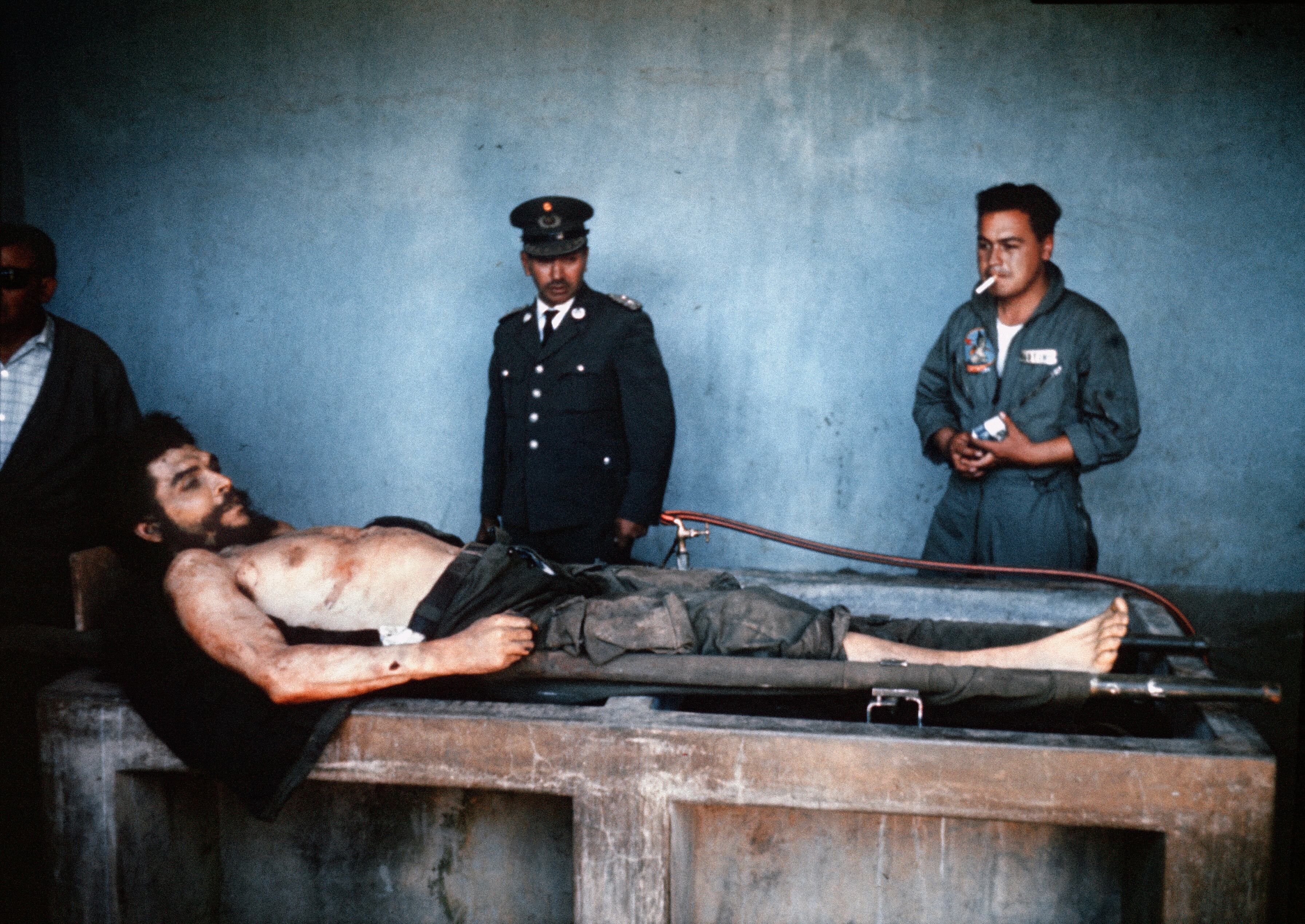 EDITORS NOTE: Graphic content / (FILES) In this file photo taken on October 10, 1967, the body of Ernesto "Che" Guevara, the Argentine-born hero of Latin American revolutionaries is on public display a day after being killed, in Vallegrande, Bolivia. - The former Bolivian soldier who claimed to have shot dead Marxist revolutionary hero Ernesto "Che" Guevara died on March 10, 2022, aged 80, his relatives said. Mario Teran Salazar shot dead Argentine-born Guevara on October 9, 1967 in the eastern Santa Cruz province of Bolivia at the height of the Cold War. "He died. He was ill and nothing could be done," Gary Prado, a former Bolivian soldier who helped capture Guevara in the jungle region 54 years ago told AFP. (Photo by Marc HUTTEN / AFP)