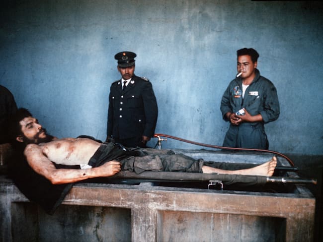 EDITORS NOTE: Graphic content / (FILES) In this file photo taken on October 10, 1967, the body of Ernesto &quot;Che&quot; Guevara, the Argentine-born hero of Latin American revolutionaries is on public display a day after being killed, in Vallegrande, Bolivia. - The former Bolivian soldier who claimed to have shot dead Marxist revolutionary hero Ernesto &quot;Che&quot; Guevara died on March 10, 2022, aged 80, his relatives said. Mario Teran Salazar shot dead Argentine-born Guevara on October 9, 1967 in the eastern Santa Cruz province of Bolivia at the height of the Cold War. &quot;He died. He was ill and nothing could be done,&quot; Gary Prado, a former Bolivian soldier who helped capture Guevara in the jungle region 54 years ago told AFP. (Photo by Marc HUTTEN / AFP)