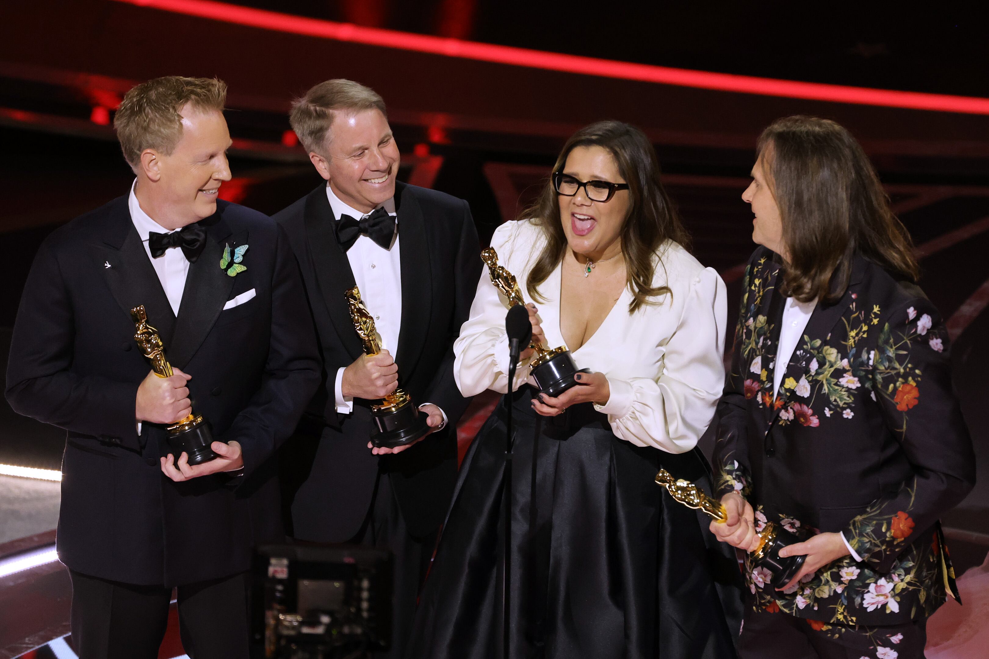 Jared Bush, Clark Spencer, Yvett Merino y Byron Howard recogiendo el premio Óscar por la película Encanto  (Photo by Neilson Barnard/Getty Images)