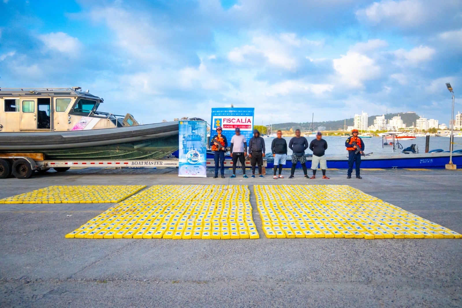 Armada incautó una tonelada de cocaína al interior de una embarcación en Cartagena.