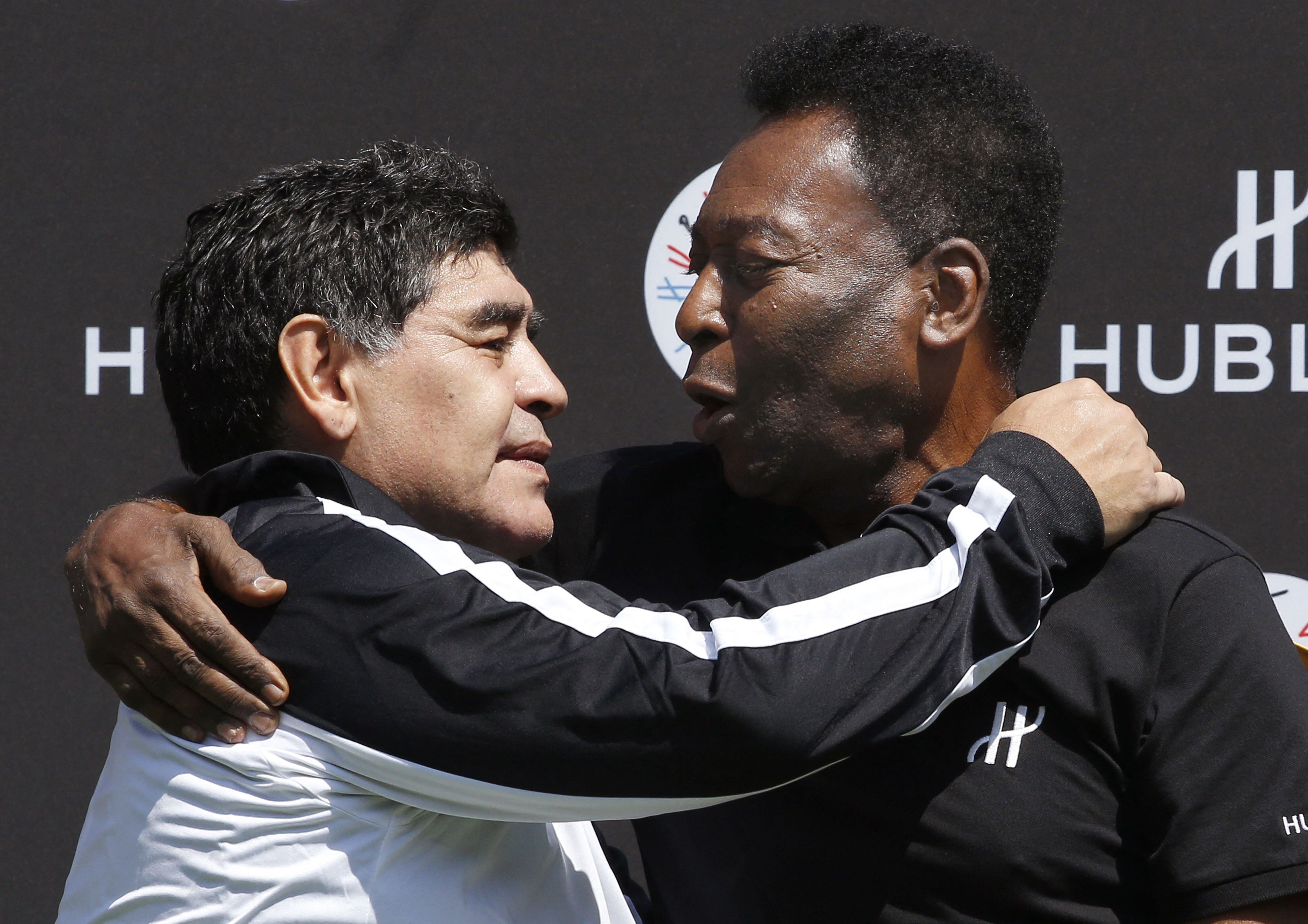 Diego Armando Maradona junto a Pelé. (Photo by PATRICK KOVARIK / AFP) (Photo by PATRICK KOVARIK/AFP via Getty Images)