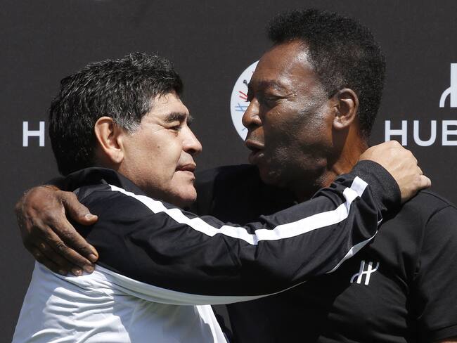 Diego Armando Maradona junto a Pelé. (Photo by PATRICK KOVARIK / AFP) (Photo by PATRICK KOVARIK/AFP via Getty Images)