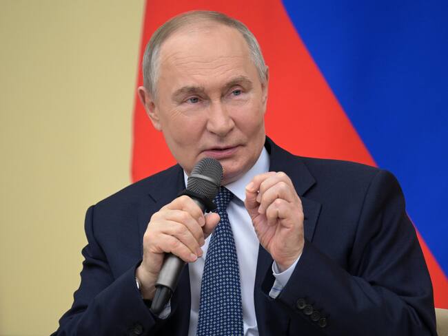 Moscow (Russian Federation), 01/12/2024.- Russian President Vladimir Putin speaks during a meeting with young scientists at the Novo-Ogaryovo state residence, outside Moscow, Russia, 02 December 2024. (Rusia, Moscú) EFE/EPA/VLADIMIR ASTAPKOVICH/KREMLIN / POOL