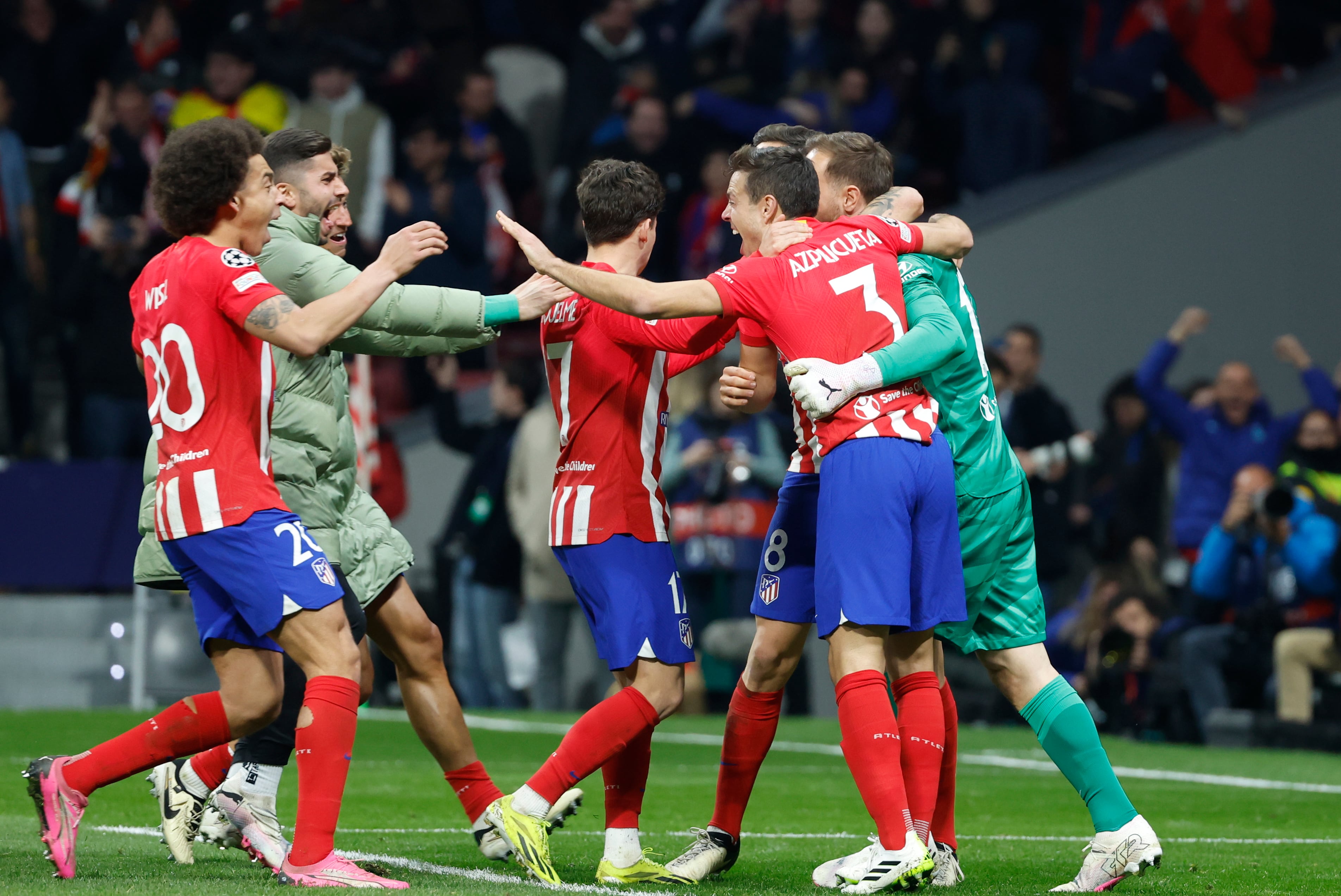 Los jugadores del Atlético celebran la victoria al finalizar el partido de vuelta ante Inter de Milán. Foto: EFE/Mariscal