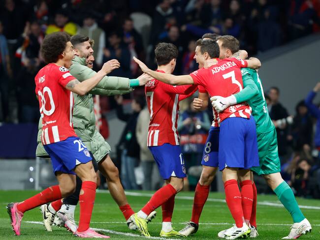 Los jugadores del Atlético celebran la victoria al finalizar el partido de vuelta ante Inter de Milán. Foto: EFE/Mariscal
