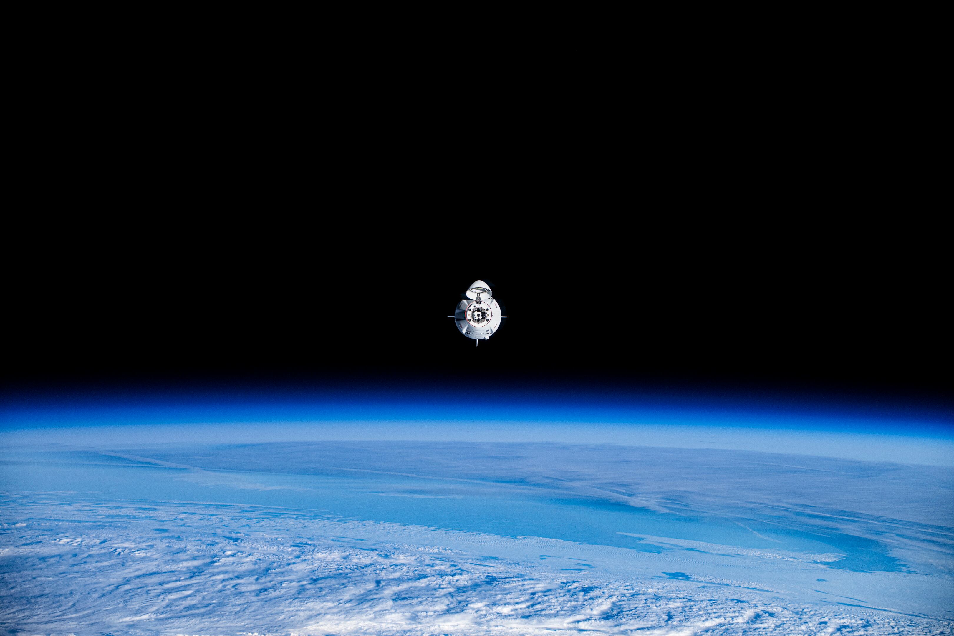 ESPACIO, 18/03/2025.- Los dos astronautas estadounidenses varados desde hace más de nueve meses en la Estación Espacial Internacional (EEI) abandonaron el laboratorio orbital esta madrugada, según informó la NASA. Los astronautas de la NASA Nick Hague, Suni Williams y Butch Wilmore, junto con el cosmonauta de Roscosmos Aleksandr Gorbunov, se desacoplaron de la EEI y viajan hacia la Tierra a bordo de la nave espacial SpaceX Dragon, que tiene previsto amerizar en el mar de Florida este martes a las 17:57 EST (21:57 GMT), según los planes de la agencia espacial. EFE/ SpaceX *****SOLO USO EDITORIAL/SOLO DISPONIBLE PARA ILUSTRAR LA NOTICIA QUE ACOMPAÑA (CRÉDITO OBLIGATORIO) *****