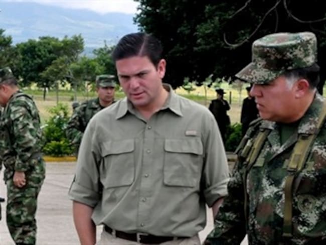 El ministro Juan Carlos Pinzón finalizar un consejo de seguridad en Tame, Arauca. Foto: Mindefensa.