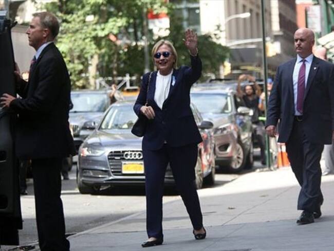Clinton fue apoyada por dos agentes de seguridad para subir a la camioneta. . Foto: BBC Mundo