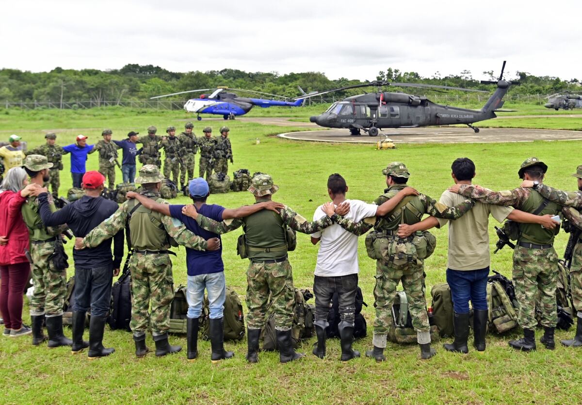 Indígenas junto a soldados se unen en la búsqueda | Foto: EFE