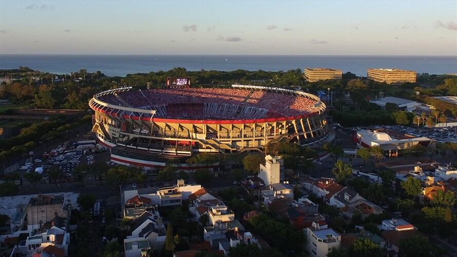 El partido de la inédita final de la Libertadores se vio empañado este sábado por el ataque al autobús de Boca Juniors a pocas calles del estadio Monumental. Foto: Getty Images