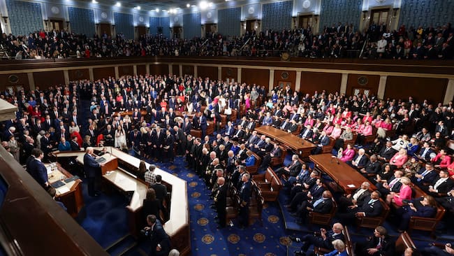JLX01. BOGOTÁ (COLOMBIA), 28/06/2025.- Fotografía de archivo del 4 de marzo de 2025 del presidente de Estados Unidos, Donald Trump, hablando frente al Congreso de Estados Unidos en Washington (Estados Unidos). El Senado de Estados Unidos aprobó este sábado abrir el debate del polémico presupuesto del presidente, Donald Trump, denominado el "grande y hermoso proyecto de ley", que contempla unos 4 billones de dólares en recortes de impuestos, tras convencer a algunos republicanos que cuestionaban la iniciativa. EFE/ Jim Lo Scalzo ARCHIVO