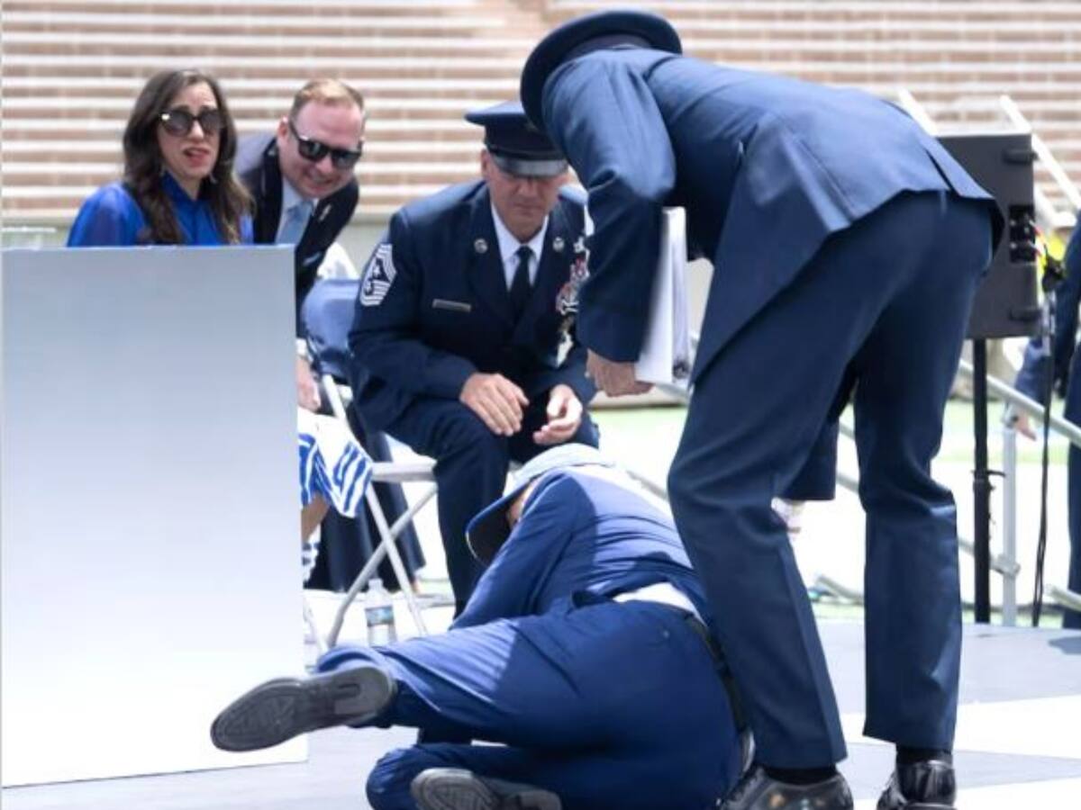 Video: Biden se tropezó y cayó al suelo durante ceremonia de las Fuerzas Aéreas de EE.UU