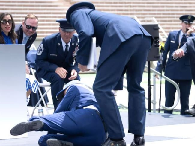 Presidente Joe Biden, se cae durante la ceremonia de graduación en la Academia de la Fuerza Aérea de los Estados Unidos. Foto: Brendan Smialowski / AFP