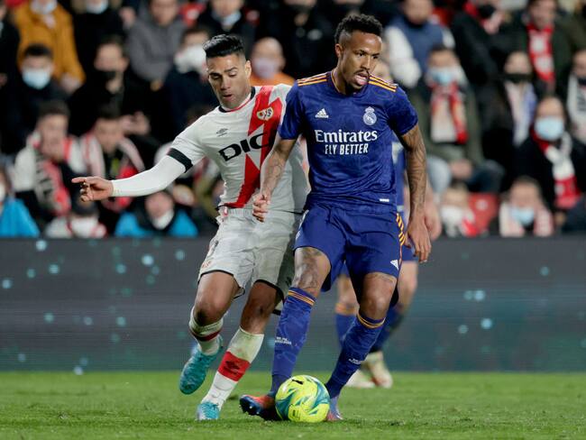 Radamel Falcao del Rayo Vallecano y Eder Militao del Real Madrid (Photo by David S. Bustamante/Soccrates/Getty Images)