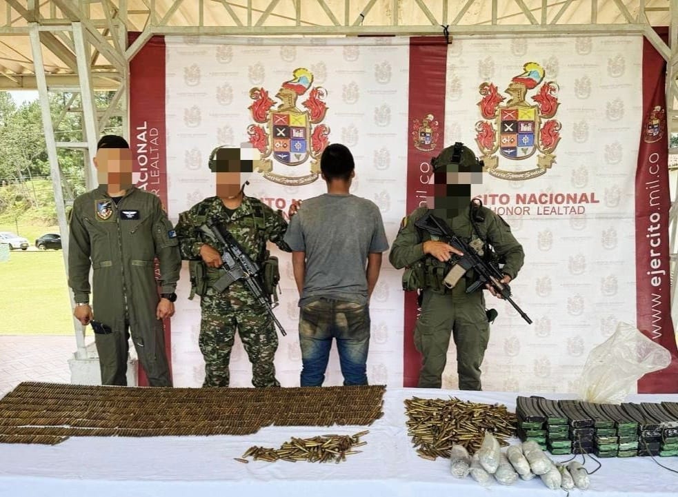 Se incautaron más de 2.000 cartuchos de diferentes calibres  y material de comunicaciones e intendencia. Crédito: Ejército Nacional.