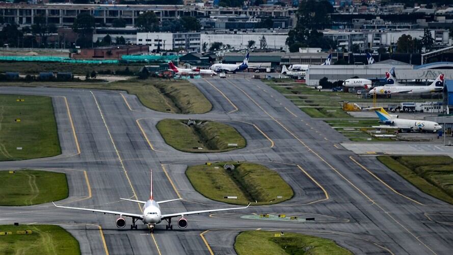 El presidente Iván Duque anunció que a partir de este viernes se suspenderán los vuelos de pasajeros desde y hacia Leticia. Foto: Getty Images / JUAN BARRETO (Aeropuerto El Dorado)