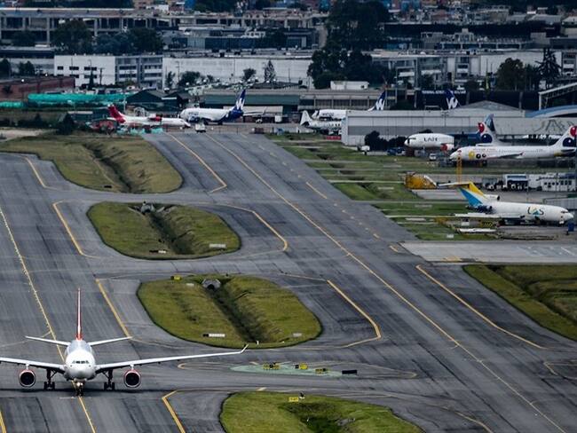El presidente Iván Duque anunció que a partir de este viernes se suspenderán los vuelos de pasajeros desde y hacia Leticia. Foto: Getty Images / JUAN BARRETO (Aeropuerto El Dorado)