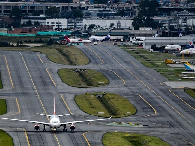 El presidente Iván Duque anunció que a partir de este viernes se suspenderán los vuelos de pasajeros desde y hacia Leticia. Foto: Getty Images / JUAN BARRETO (Aeropuerto El Dorado)