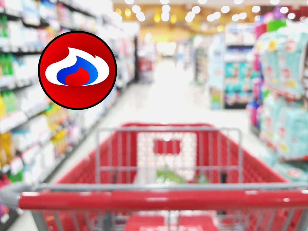 Entorno en un supermercado y de fondo el logo de la cadena de Almacenes Olímpica (Fotos vía Getty Images y Facebook @SupertiendaOlimpica)