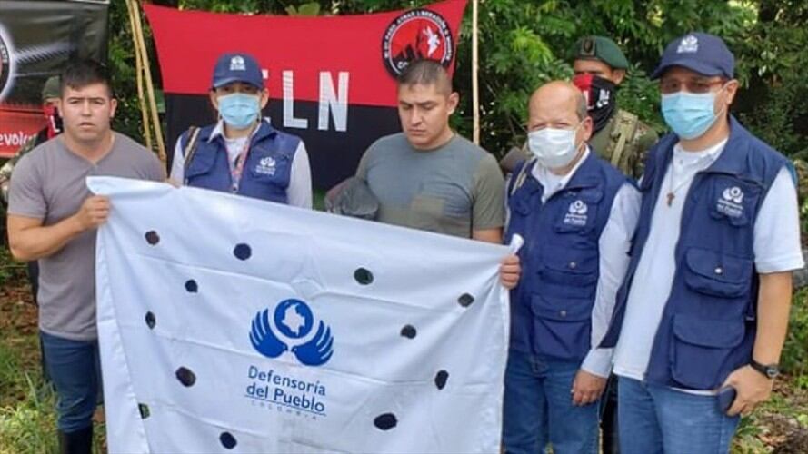 El sargento segundo Fabián Andrés Espitia Calderón y el soldado profesional Elvis Andrés Flores Taborda fueron liberados por el Ejército de Liberación Nacional (ELN) en el piedemonte araucano. Foto: Colprensa / EXTERNOS