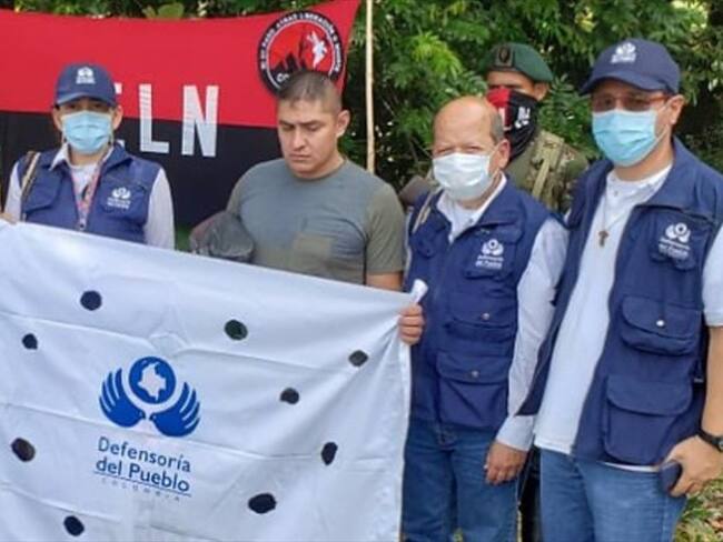 El sargento segundo Fabián Andrés Espitia Calderón y el soldado profesional Elvis Andrés Flores Taborda fueron liberados por el Ejército de Liberación Nacional (ELN) en el piedemonte araucano. Foto: Colprensa / EXTERNOS