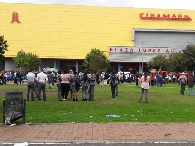 Evacúan centro comercial Plaza Imperial en Suba. Foto: Fabián Romero (W Radio)