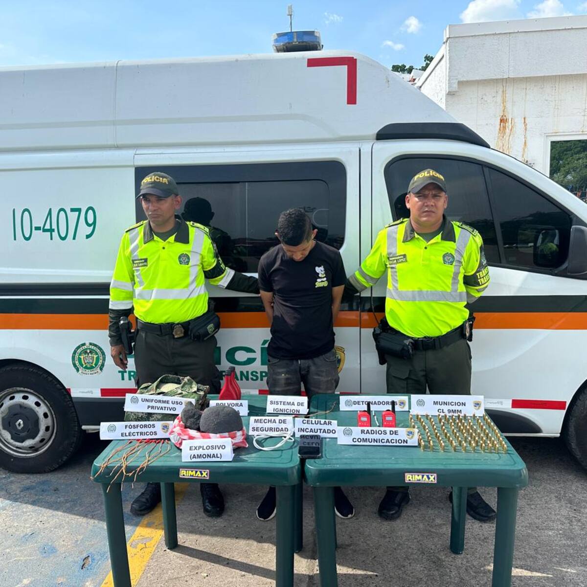 Policía captura a un hombre que transportaba explosivos en bus intermunicipal