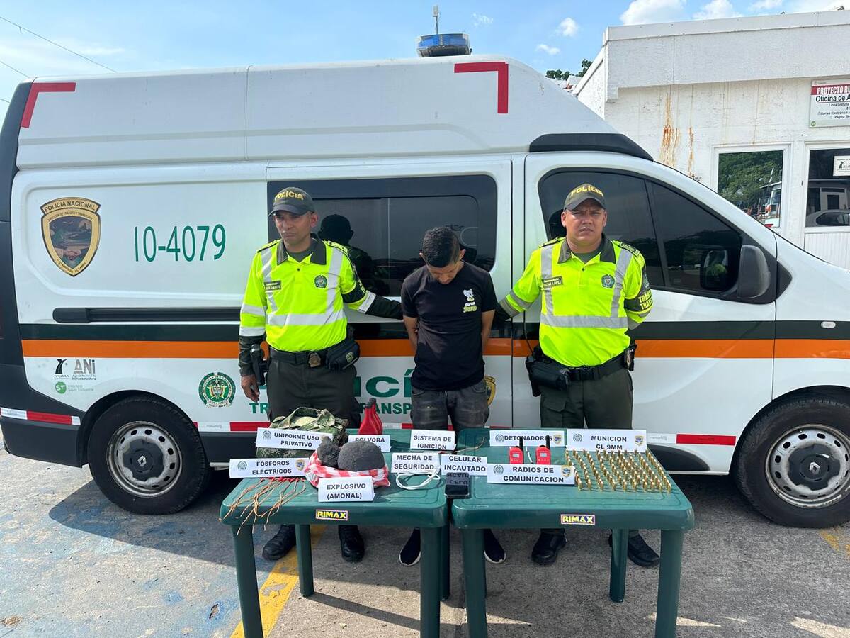 Policía captura a un hombre que transportaba explosivos en bus intermunicipal