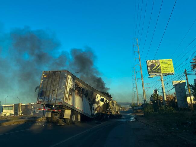 Se ve un camión en llamas al otro lado de la calle durante una operación para arrestar al hijo de Joaquín "El Chapo" Guzmán, Ovidio Guzmán, en Culiacán, estado de Sinaloa, México, el 5 de enero de 2023. Foto de MARCOS VIZCARRA/AFP vía Getty Images.