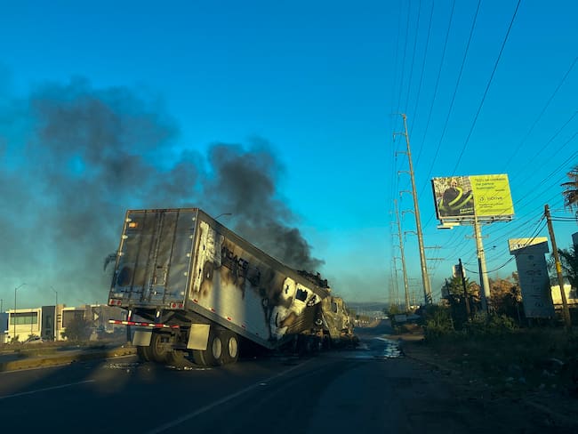 Se ve un camión en llamas al otro lado de la calle durante una operación para arrestar al hijo de Joaquín &quot;El Chapo&quot; Guzmán, Ovidio Guzmán, en Culiacán, estado de Sinaloa, México, el 5 de enero de 2023. Foto de MARCOS VIZCARRA/AFP vía Getty Images.
