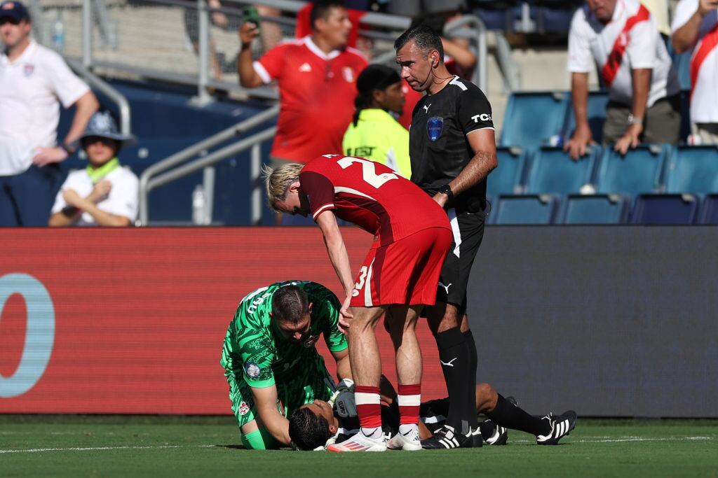 Humberto Panjoj, juez de línea del partido Perú vs. Canadá. Foto: Getty Images.
