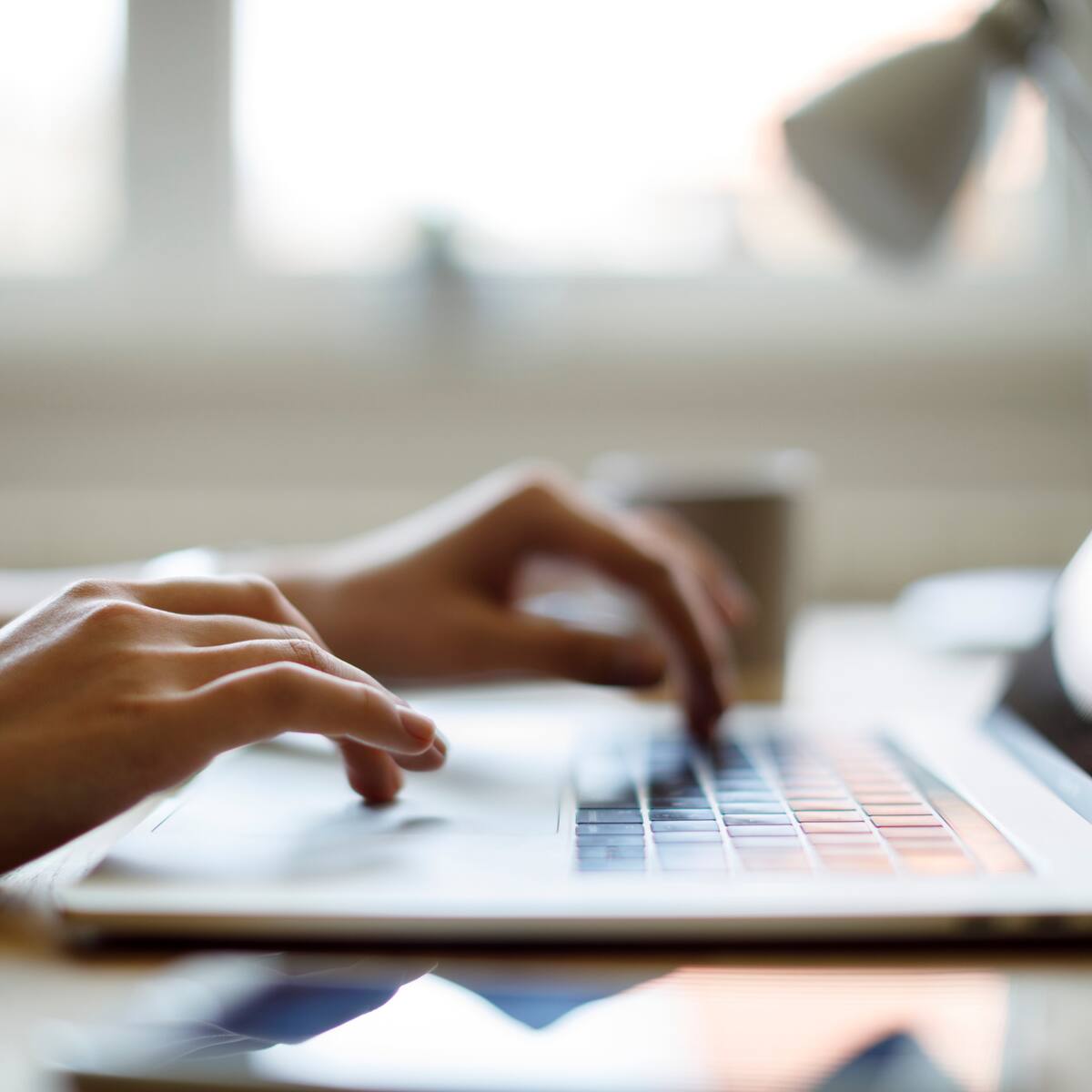Consejos para no sufrir dolores en la muñeca si trabaja frente al teclado mucho tiempo