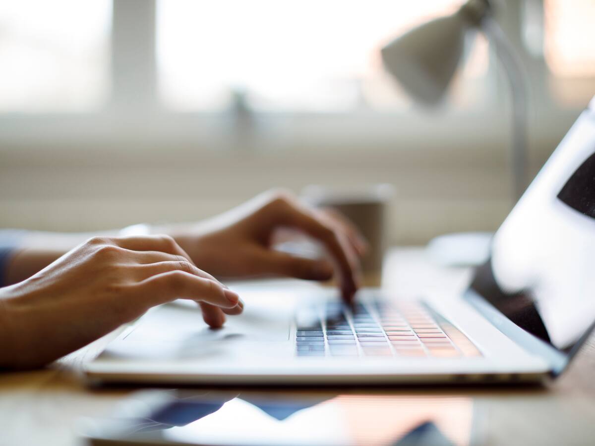 Consejos para no sufrir dolores en la muñeca si trabaja frente al teclado mucho tiempo