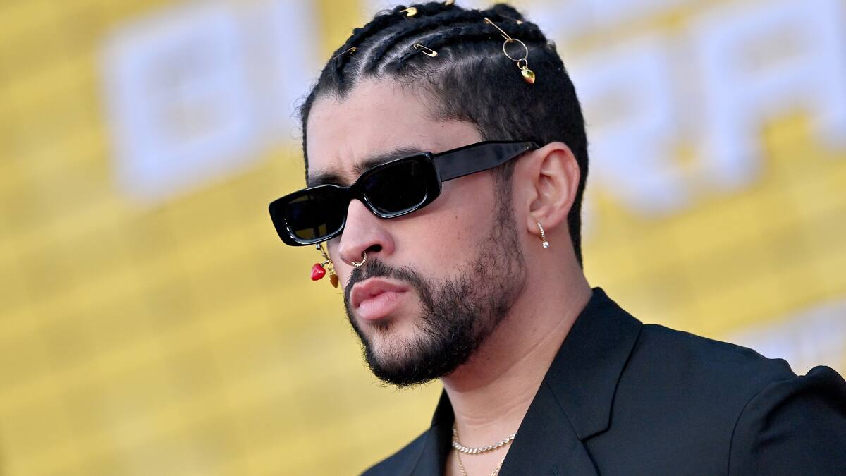 Críticas a Bad Bunny por gesto con fanáticos: arrojó sus celulares por tomarle fotos