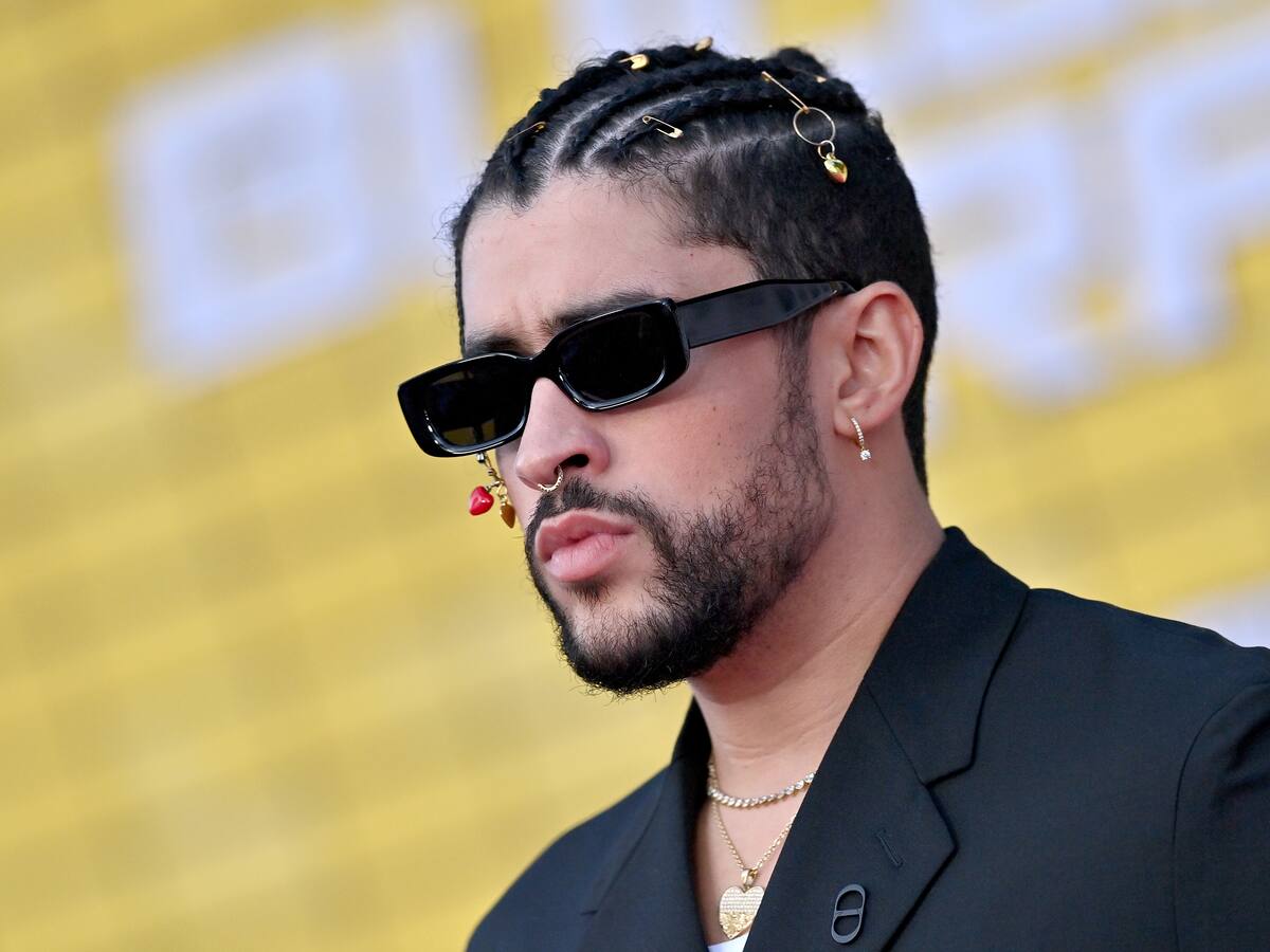 Críticas a Bad Bunny por gesto con fanáticos: arrojó sus celulares por tomarle fotos