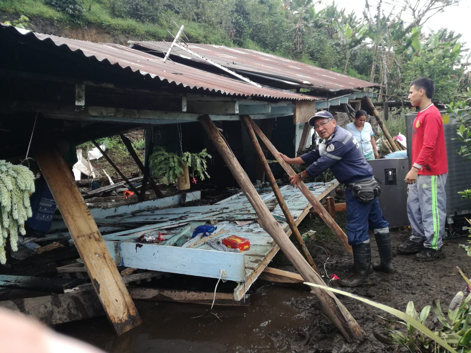 Derrumbe dejó sin agua a Marquetalia, Caldas. Crédito: Bomberos Marquetalia, Caldas.