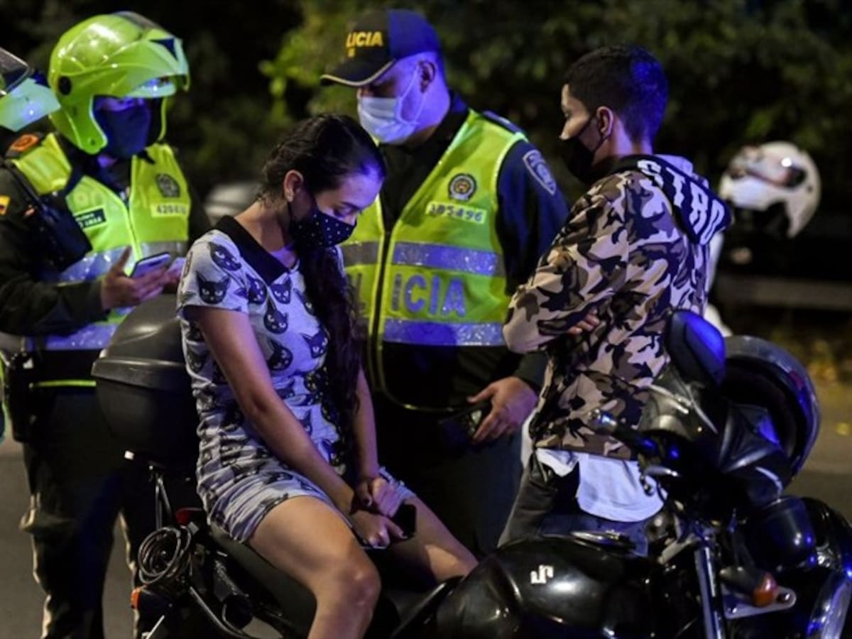 ¿Es obligación mostrar la cédula en un procedimiento policial?