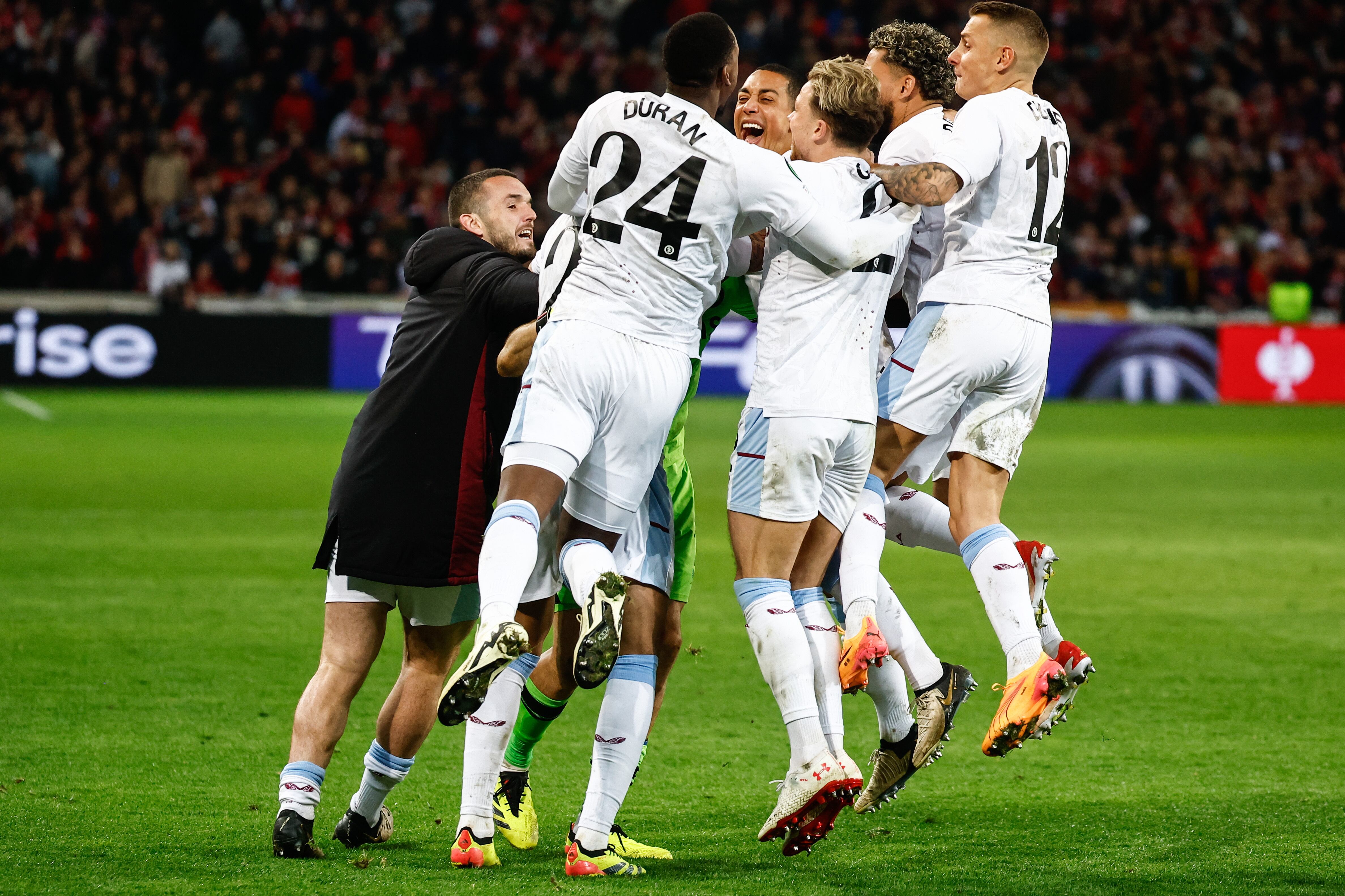 Lille (France), 18/04/2024.- Players of Aston Villa celebrate after winning the UEFA Europa Conference League quarter-final, 2nd leg soccer match between OSC Lille and Aston Villa FC, in Lille, France, 18 April 2024. (Francia) EFE/EPA/MOHAMMED BADRA