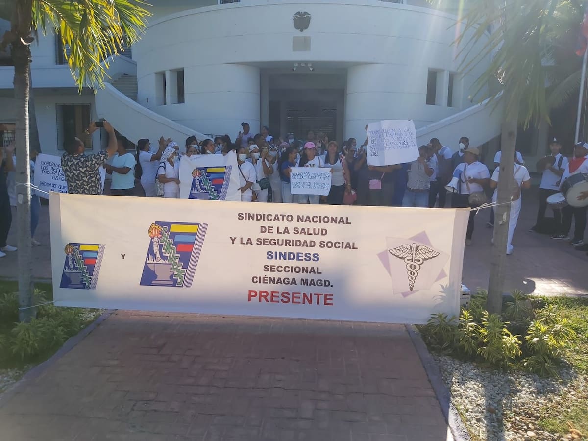 Trabajadores del hospital de Ciénaga, Magdalena, protestan en la Gobernación