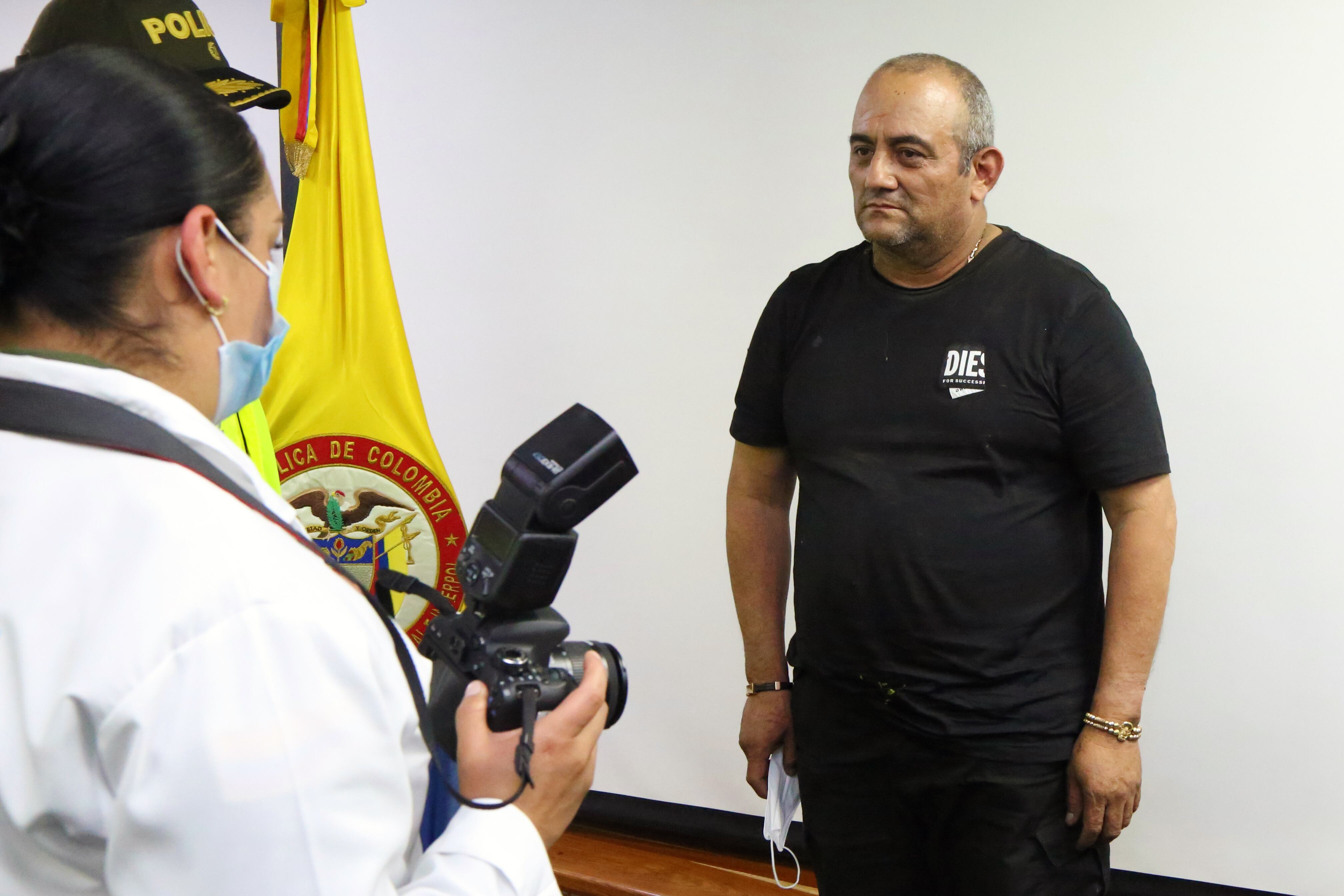 Dairo Antonio Úsuga, alias 'Otoniel', es visto en las instalaciones de Antinarcóticos y DIJIN (Dirección de Investigación Criminal e INTERPOL) en Bogotá, Colombia, el 23 de octubre de 2021.